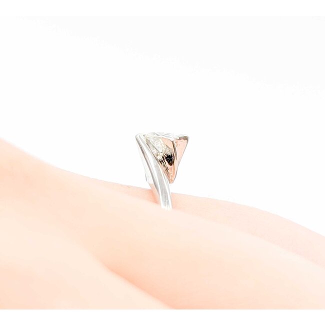 Ring Twist Solitaire .30ct Round Diamond 14kw Sz6 2.8g 225080011