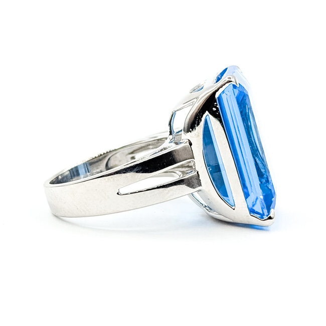 Ring Solitaire 25.87ct Blue Topaz 14kw 20mm Sz6.5 11.59g 225100057