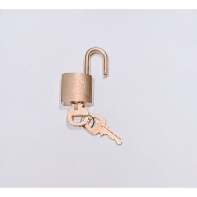 Padlock Louis Vuitton Satin Gold-Tone M610 125115040
