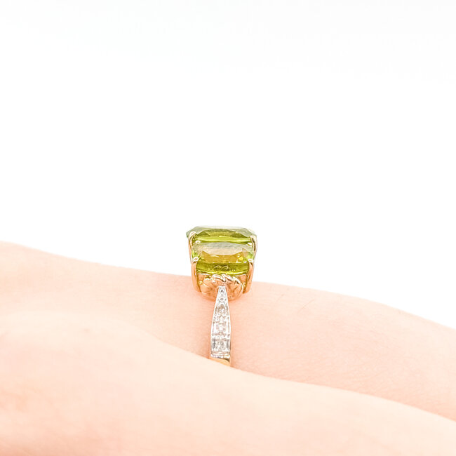 Ring 3-Stone .02ctw Round Diamonds 2.31ctw Peridot 14ky 7mm Sz7 2.81g 225100030