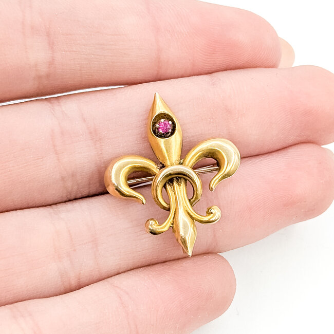 Brooch Fleur De Lis .03ct Ruby 14ky 1.1x.85" 2.16g 225110084