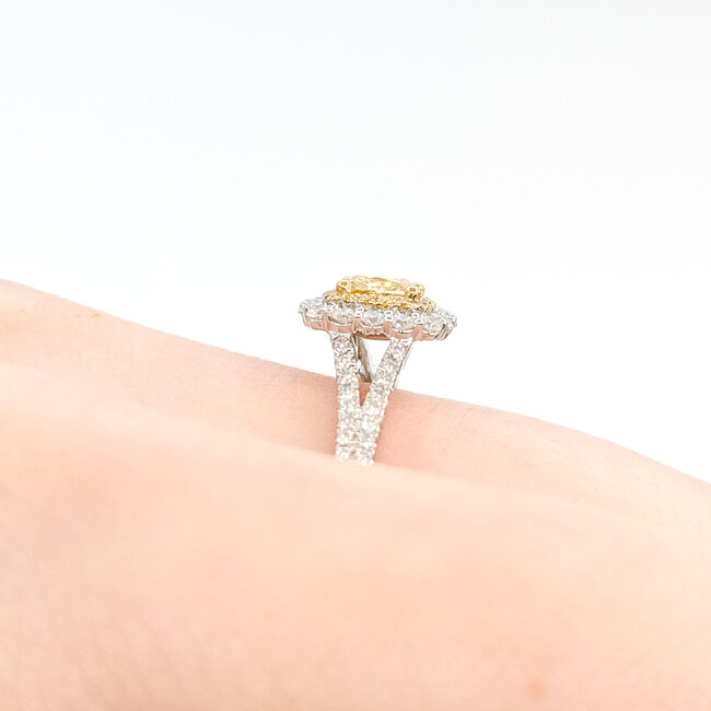 Ring Halo 0.47ctw, 0.61ct yellow center Round Diamonds 18kw 9x9mm Sz7 3.86g 225110144