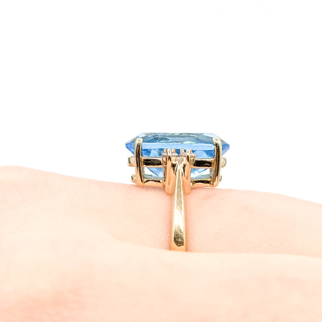 Ring 0.08ctw Round Diamonds 5ct Blue Topaz 14ky 14mm Sz7.25 4.5g 225110020