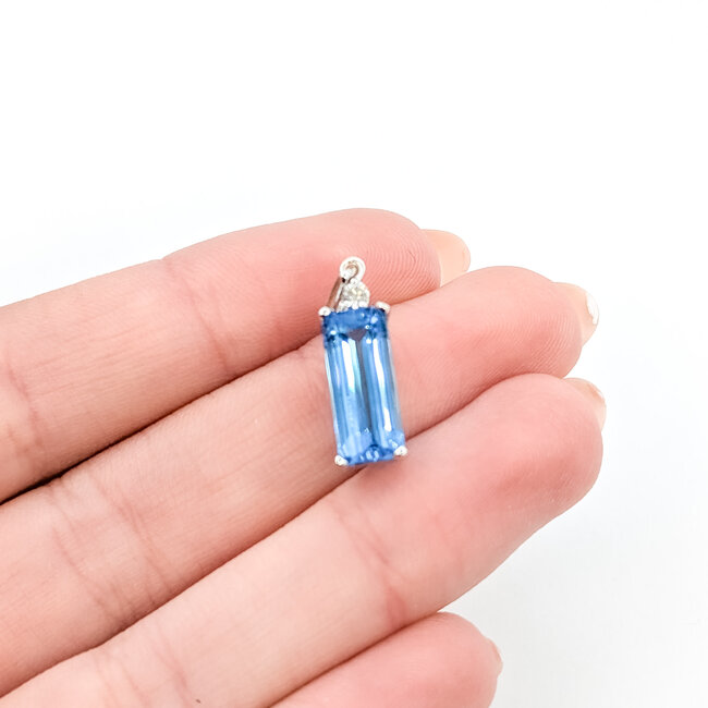 Pendant Simple 0.06ctw Round Diamonds 3.36ct Blue Topaz 14kw 25mm x 6mm 2.3g 225110039