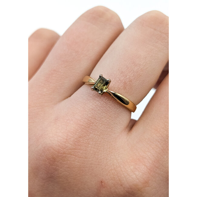 Ring Solitaire    GIA: 6237260814  .46ct Color Changing Alexandrite    14ky 2.5mm Sz6 2g 125110021