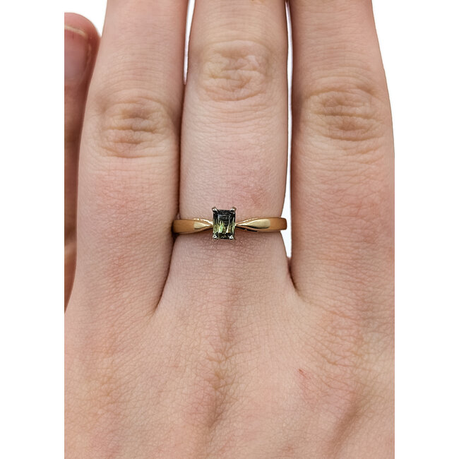 Ring Solitaire    GIA: 6237260814  .46ct Color Changing Alexandrite    14ky 2.5mm Sz6 2g 125110021