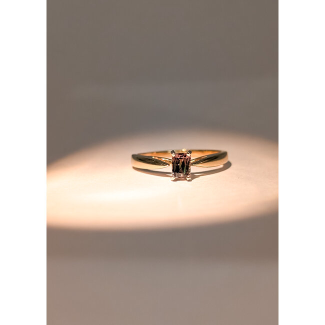 Ring Solitaire    GIA: 6237260814  .46ct Color Changing Alexandrite    14ky 2.5mm Sz6 2g 125110021