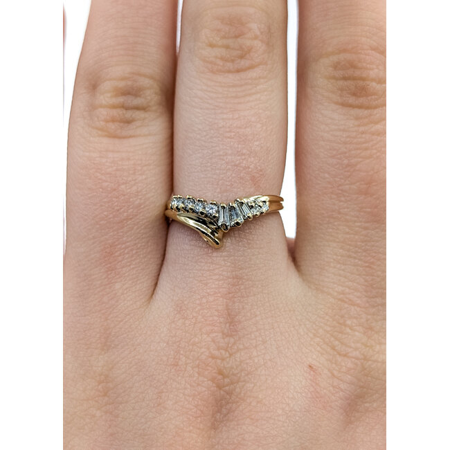 Ring Twisted Band 0.25ctw Round Diamonds 14ky 1.5mm Sz6 125110027