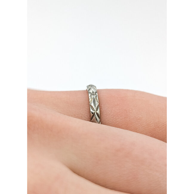 Ring Coco Chanel Crush Matelasse .03ctw Round Diamonds 950pt 2.6mm Sz5 3.09g 125120004