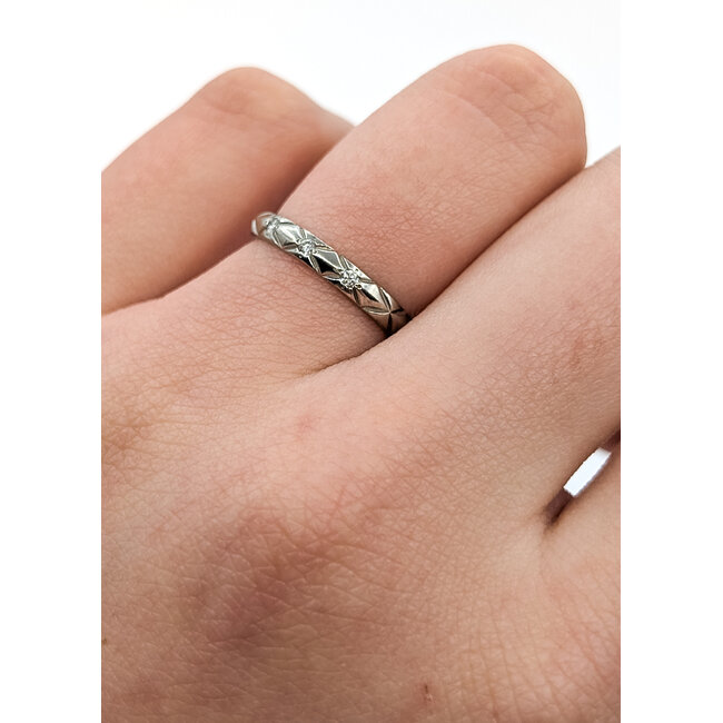 Ring Coco Chanel Crush Matelasse .03ctw Round Diamonds 950pt 2.6mm Sz5 3.09g 125120004