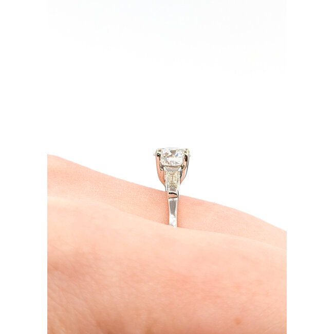 Ring Engagement 3-Stone 1.23ct Round Brilliant Lab Grown Diamond IGI: 705533765 .16ctw 14kw 1.8mm Sz8.5 2.64g 125100042