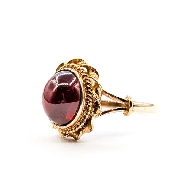 Ring Solitaire 10x8mm Red Glass 9ky 15mm Sz7.5 3.84g 226030002