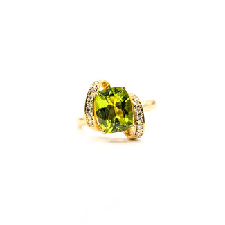 Ring Bow .08ctw Round Diamonds 2.39ct Green Peridot 18ky 2.6mm Sz6 5.08g 126030007
