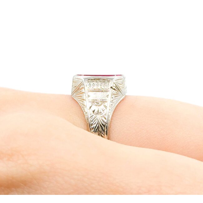 Ring Red Synthetic Stone 14kw Sz7.25 5.7g 126050008