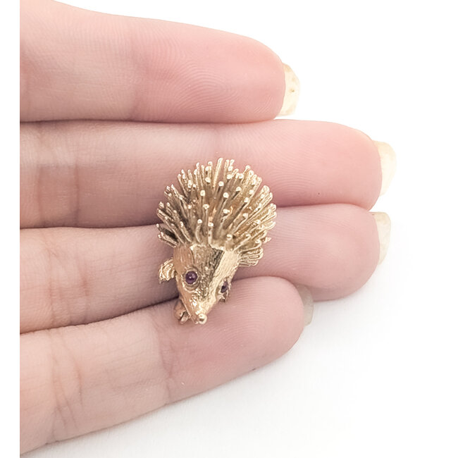Brooch Whimsical Porcupine      0.04ct Red Ruby    14ky  .8x.6" 5.42g 226070131