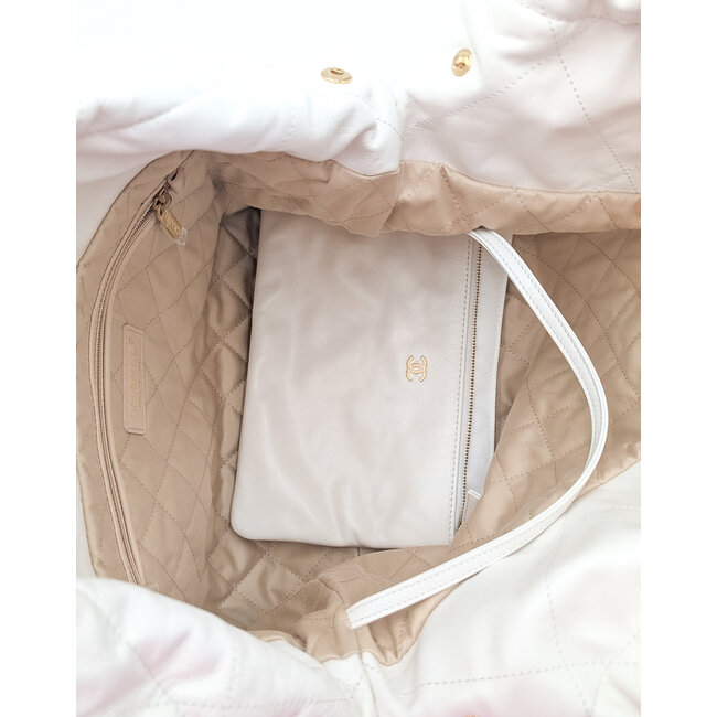 Handbag Chanel White Quilted Calfskin 22 126085015
