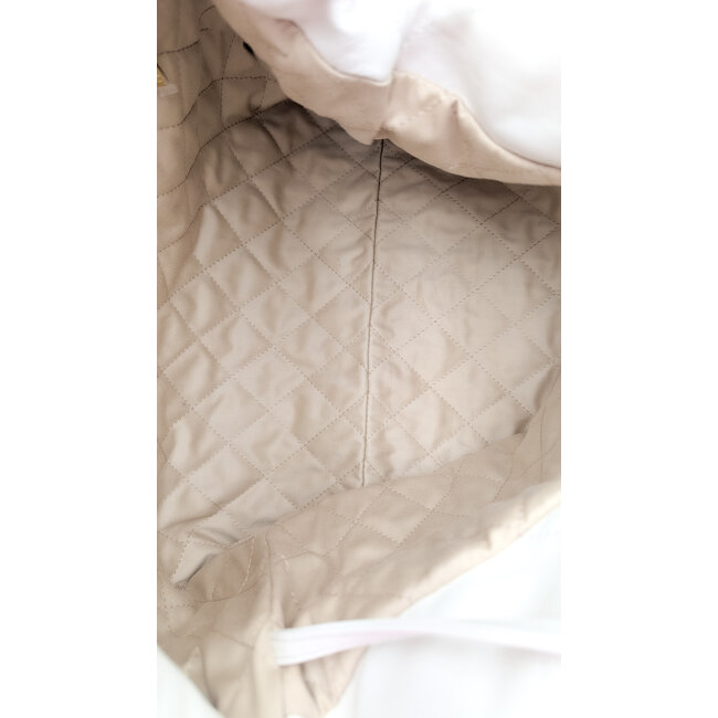 Handbag Chanel White Quilted Calfskin 22 126085015