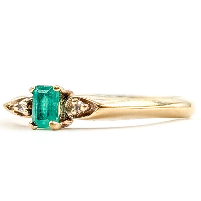 Ring 3-Stone .01ctw Round Diamonds .17ct Green Emerald 10ky 2.35mm Sz8 2.07g 126080039