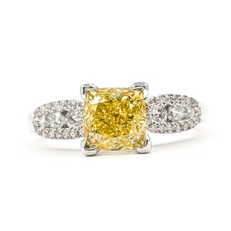 Ring Engagement 1.69ct Square Cushion Lab Grown Diamond IGI Report: LG727508748 VS1 Fancy Vivid Yellow 0.32ctw Diamonds 18kw 6.5x6.5mm 125110129