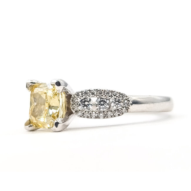 Ring Engagement 1.69ct Square Cushion Lab Grown Diamond IGI Report: LG727508748 VS1 Fancy Vivid Yellow 0.32ctw Diamonds 18kw 6.5x6.5mm 125110129