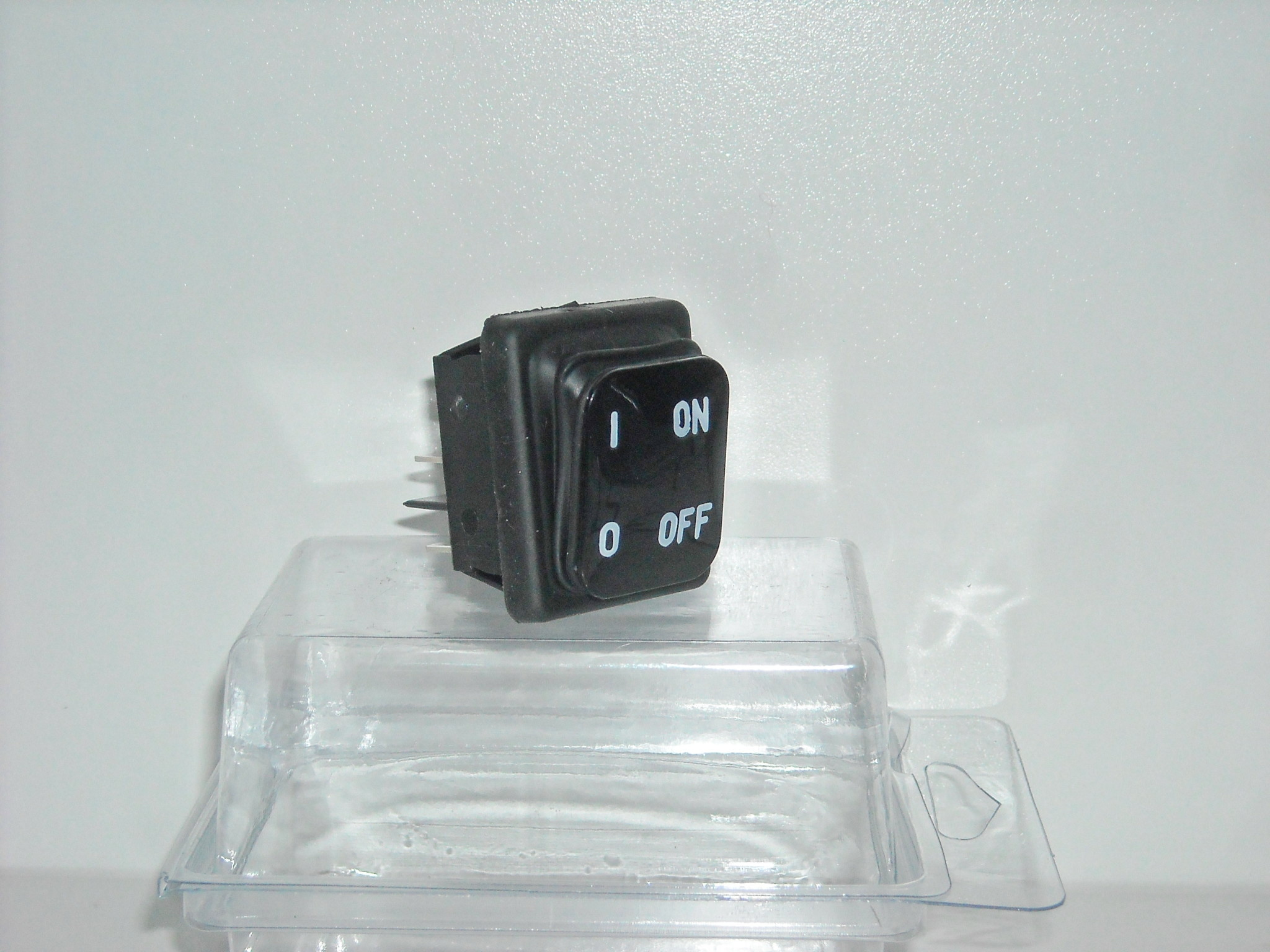 9850936 Titan On / Off Rocker Switch. DPST,25A W/SPLASHGUARD