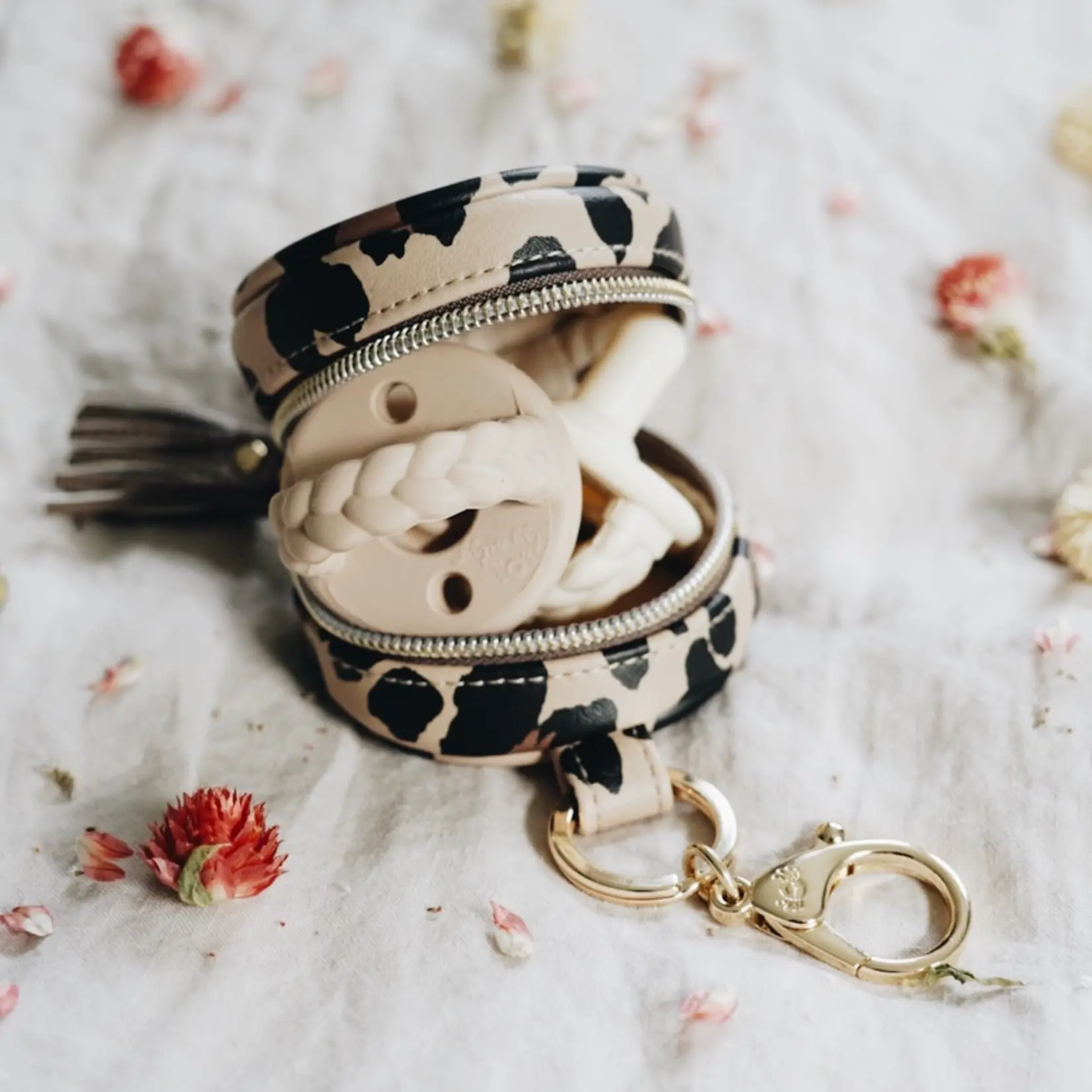 Itzy Ritzy Leopard Paci Pod