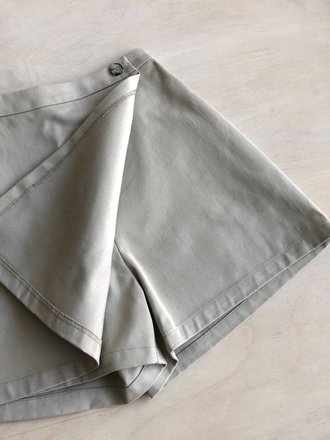 Betina Lou Rosie Skort . Sand Betina Lou Rosie Skort . Sand