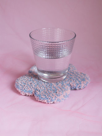 Ronron Club Sous-verres fleur en tapis . Rose et bleu Ronron Club Sous-verres fleur en tapis . Rose et bleu