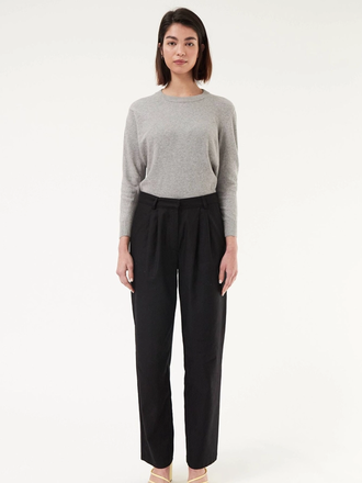 AMT Studio Pantalon à plis en coton biologique Iris . Noir AMT Studio Pantalon à plis en coton biologique Iris . Noir