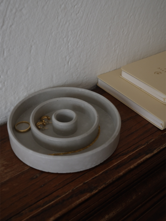 Baltic Club Concrete catch-all and candlestick holder . Gris Baltic Club Concrete catch-all and candlestick holder . Gris
