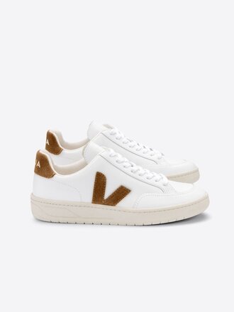 Veja Chaussure V-12 . Extra-blanc, camel Veja Chaussure V-12 . Extra-blanc, camel
