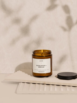 La Vie Apothicaire Chandelle de soya . Eucalyptus et menthe La Vie Apothicaire Chandelle de soya . Eucalyptus et menthe