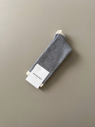 Democratique socks Chaussettes athlétique Classique 80s Rib en coton biologique léger . Gris, ivoire Democratique socks Chaussettes athlétique Classique 80s Rib en coton biologique léger . Gris, ivoire