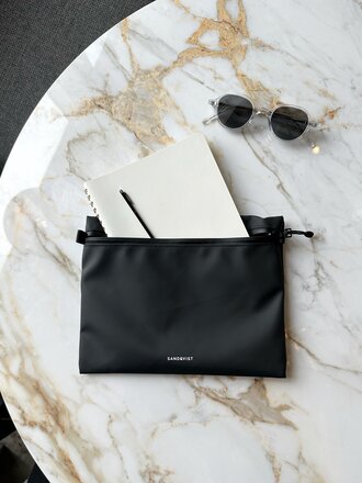 Sandqvist Pochette imperméable Sam . Noir Sandqvist Pochette imperméable Sam . Noir