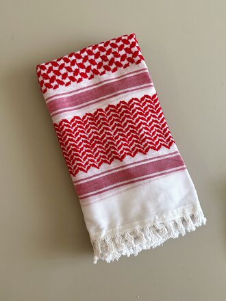 Keffiyeh Mtl Keffieh avec tassel . Rouge et blanc Keffiyeh Mtl Keffieh avec tassel . Rouge et blanc