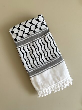 Keffiyeh Mtl Keffieh classique avec tassel . Blanc et noir Keffiyeh Mtl Keffieh classique avec tassel . Blanc et noir