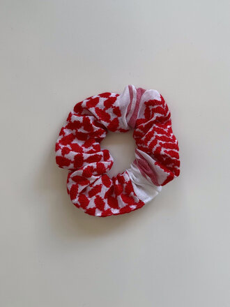 Keffiyeh Mtl Chouchou en tissu de keffieh . Blanc et rouge Keffiyeh Mtl Chouchou en tissu de keffieh . Blanc et rouge