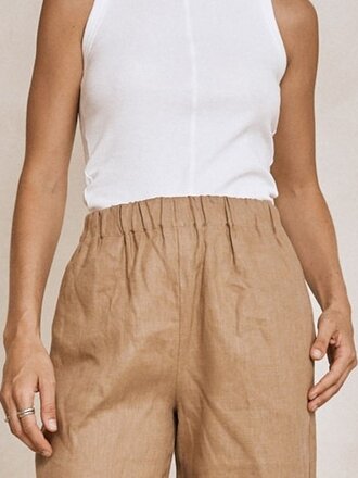Modern Sunday Essential shorts in linen . Latte