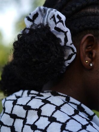 Keffiyeh Mtl Keffiyeh fabric scrunchie . White and black