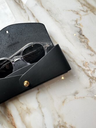 Robinson Étui à lunettes en cuir tanné végétal . Noir Robinson Étui à lunettes en cuir tanné végétal . Noir
