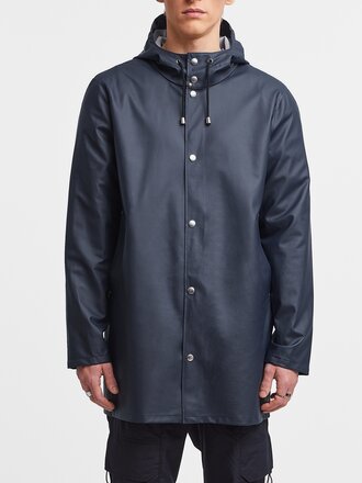 Stutterheim Impermeable léger et mat avec snaps Stockholm . Marine Stutterheim Impermeable léger et mat avec snaps Stockholm . Marine