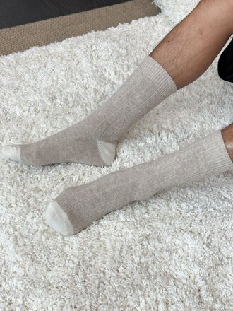 Le Bon Shoppe Extednded cashmere socks . Fawn