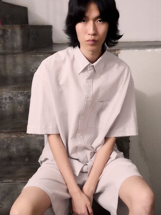 Unfeigned Chemise à manches courtes Baggy en seersucker . Gris pâle Unfeigned Chemise à manches courtes Baggy en seersucker . Gris pâle