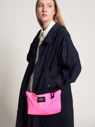 Bags in Progress Ripstop crossbody Fannypack . Pink