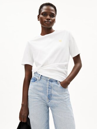 Armedangels T-Shirt Lualaa Icons . Blanc sourire jaune Armedangels T-Shirt Lualaa Icons . Blanc sourire jaune