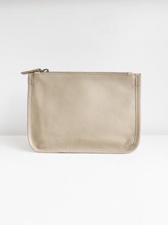 Are Studio Pochette en cuir Gia Moyenne . Amande Are Studio Pochette en cuir Gia Moyenne . Amande