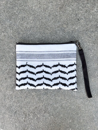 Keffiyeh Mtl Pochette en tissu de keffieh . Blanc et noir Keffiyeh Mtl Pochette en tissu de keffieh . Blanc et noir