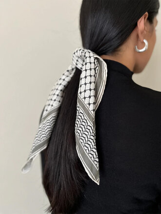 Sarah Musa Petit foulard Keffieh en soie et coton . Blanc et noir