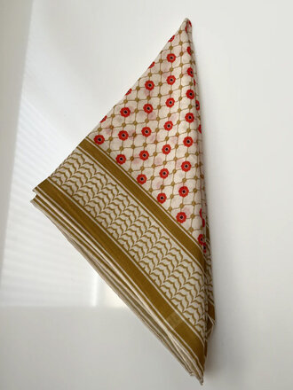 Sarah Musa Petit foulard Keffieh en soie et coton . Coquelicot or Sarah Musa Petit foulard Keffieh en soie et coton . Coquelicot or