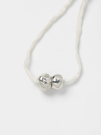 Wolf Circus Collier de soie avec perles argent Dylan . Crème Wolf Circus Collier de soie avec perles argent Dylan . Crème